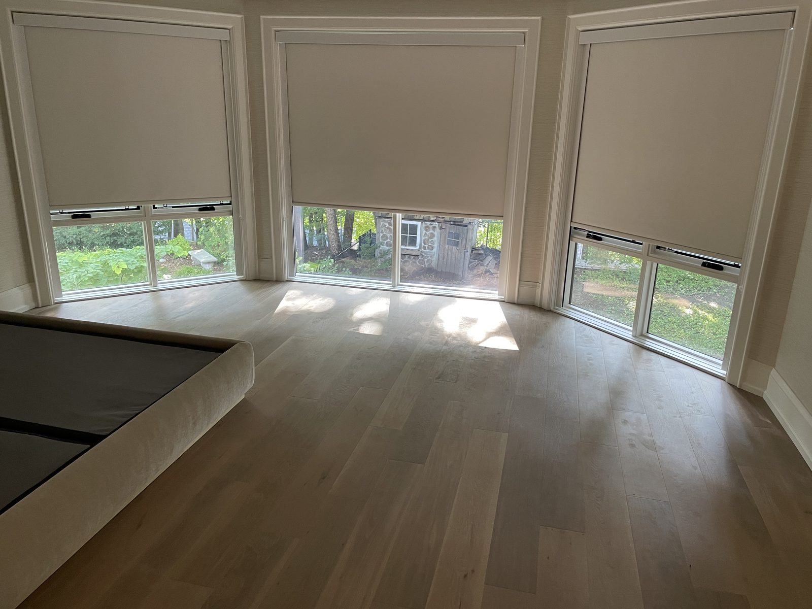 Bay window with roller shades