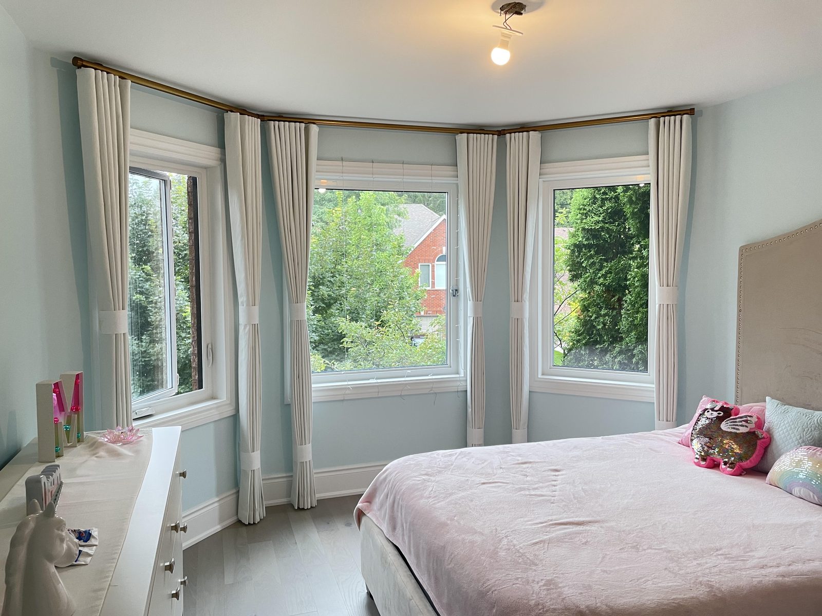 Bedroom with bay window drapery